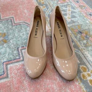 Neutral/blush patent pumps